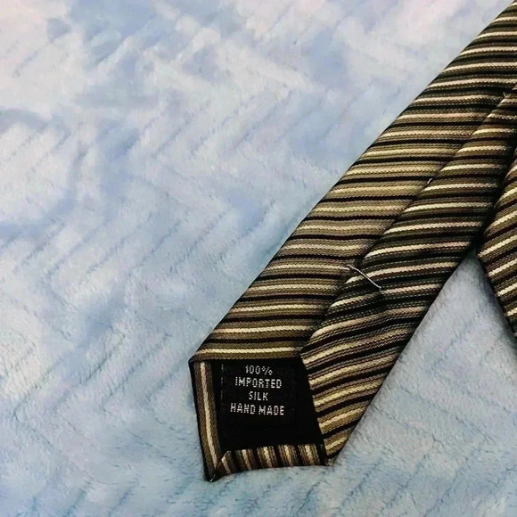 Kenneth Cole Reaction Silk Tie - Picture 5 of 5